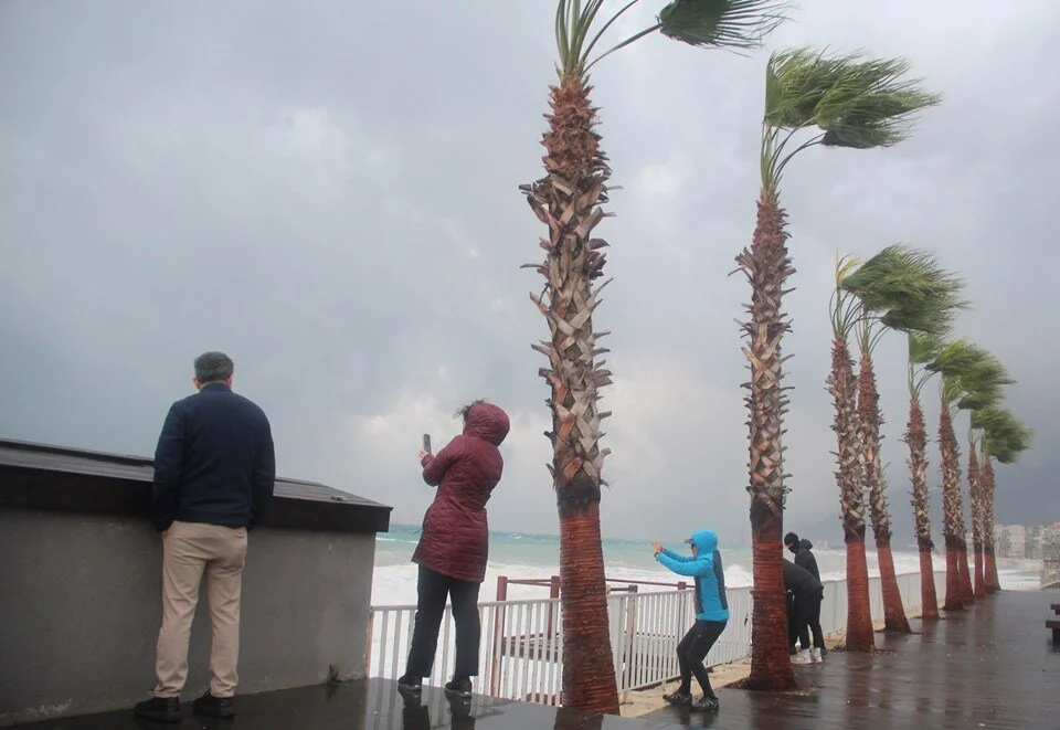 Antalya’da yağmur ve fırtına hayatı durma noktasına getirdi