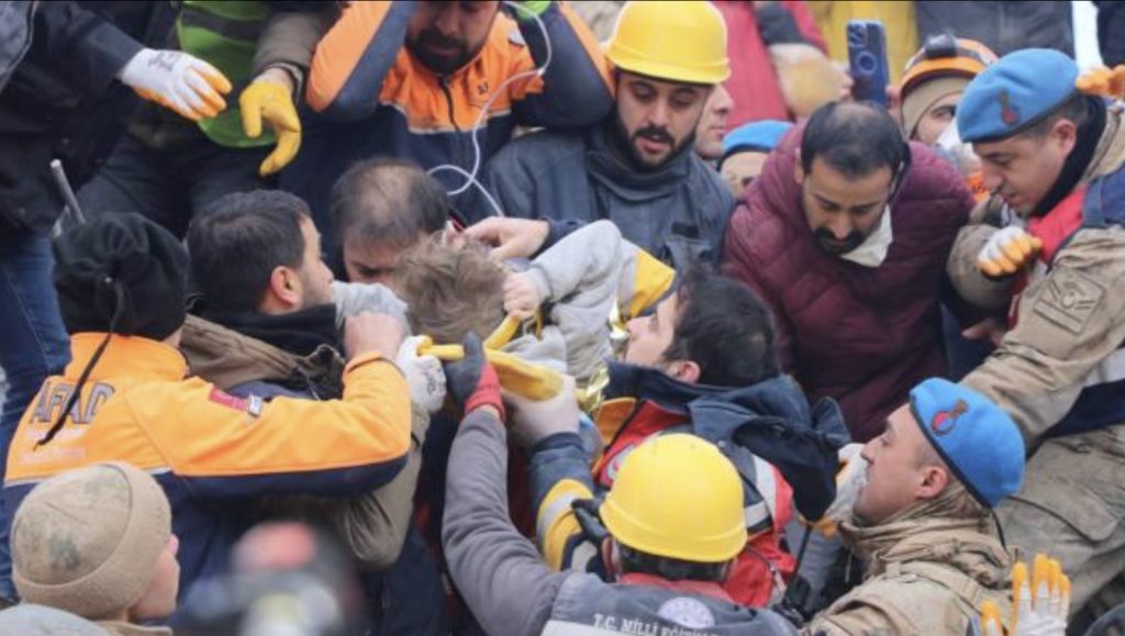 Diyarbakı’da 81 saat sonra enkazdan bir çocuk çıkarıldı