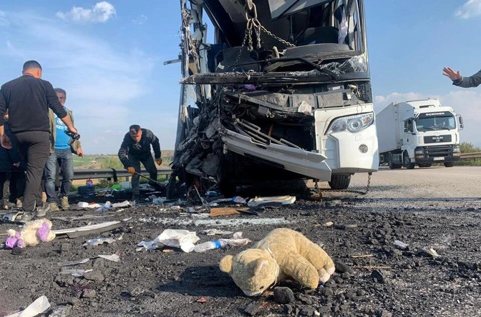 Depremzede öğrencileri taşıyan otobüs kaza yaptı: 2 ölü, 6 yaralı
