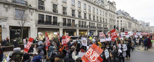 Londra’da binlerce kadın meydana indi