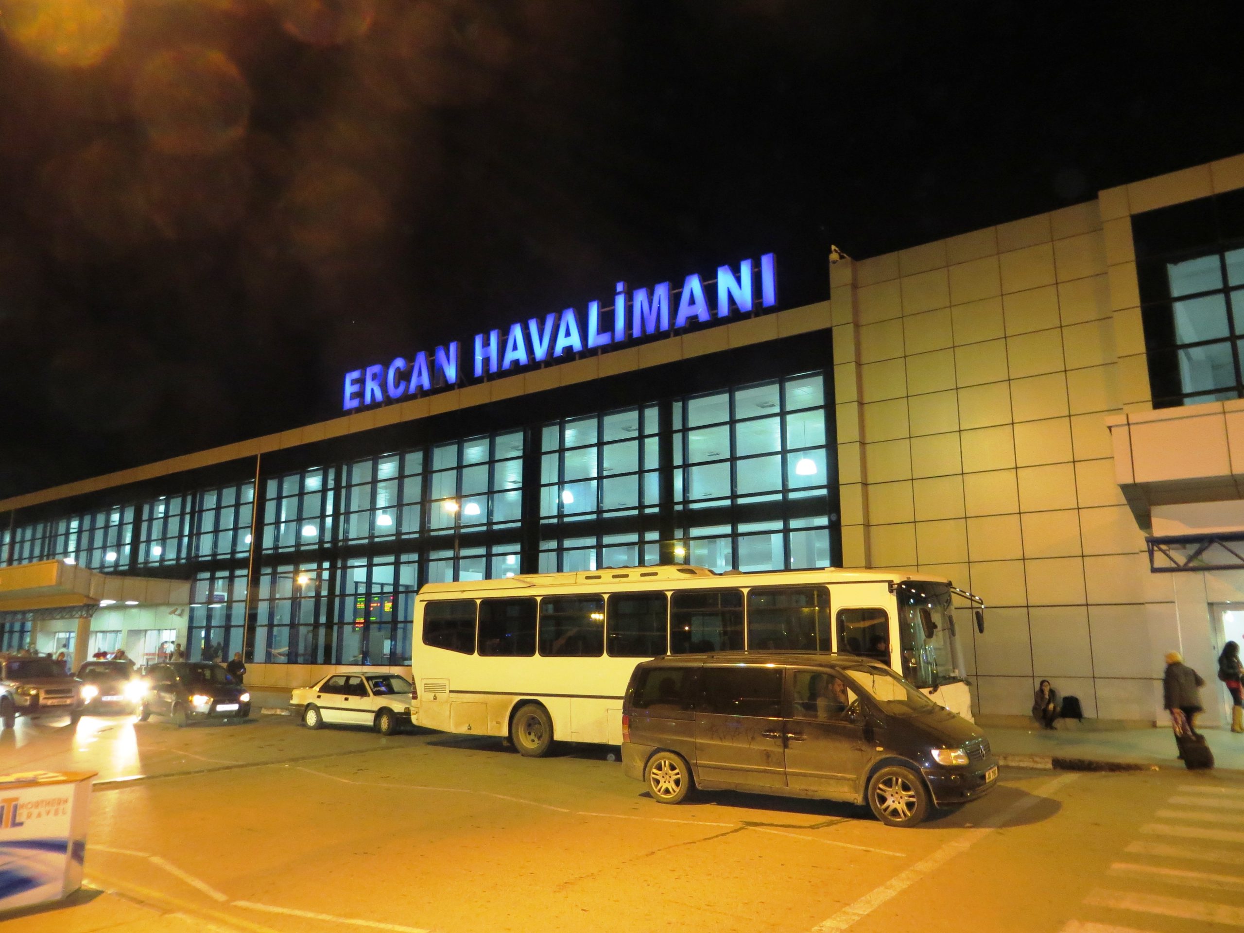 Motoru arızalanan uçak Ercan’a acil iniş yaptı 