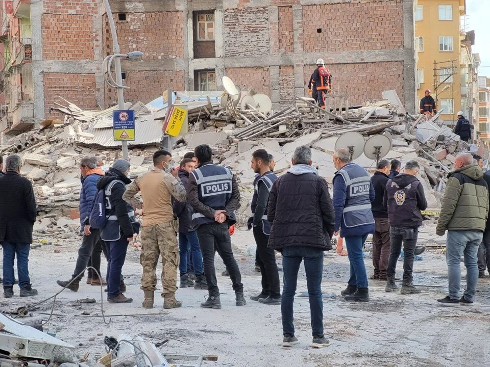 Ağır hasarlı 5 katlı bina çöktü: Enkazda dinleme yapılıyor