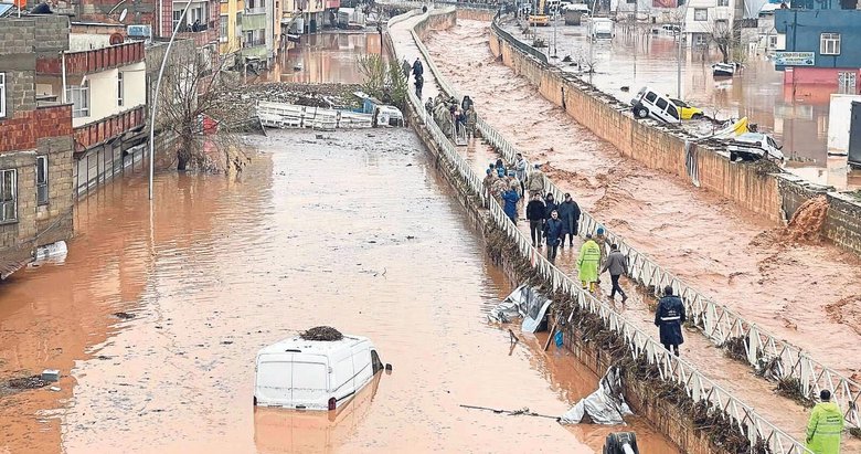 Deprem bölgesini vuran sel felaketinde can kaybı 18’e ulaştı