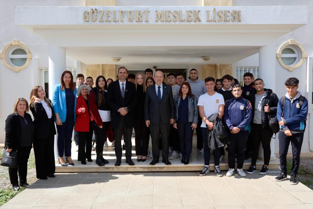 Cumhurbaşkanı Tatar, Güzelyurt Meslek Lisesi öğrencileriyle bir araya geldi