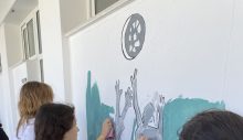 Melekler Takımı illüstrasyonu okul duvarlarına resmedildi