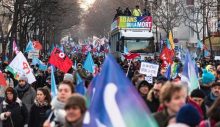 Fransa’da, emeklilik yaşını kademeli olarak 64’e yükseltmeyi öngören reforma karşı çıkan 1 milyonu aşkın Fransız sokağa indi