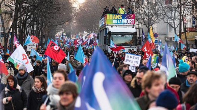 Fransa’da, emeklilik yaşını kademeli olarak 64’e yükseltmeyi öngören reforma karşı çıkan 1 milyonu aşkın Fransız sokağa indi