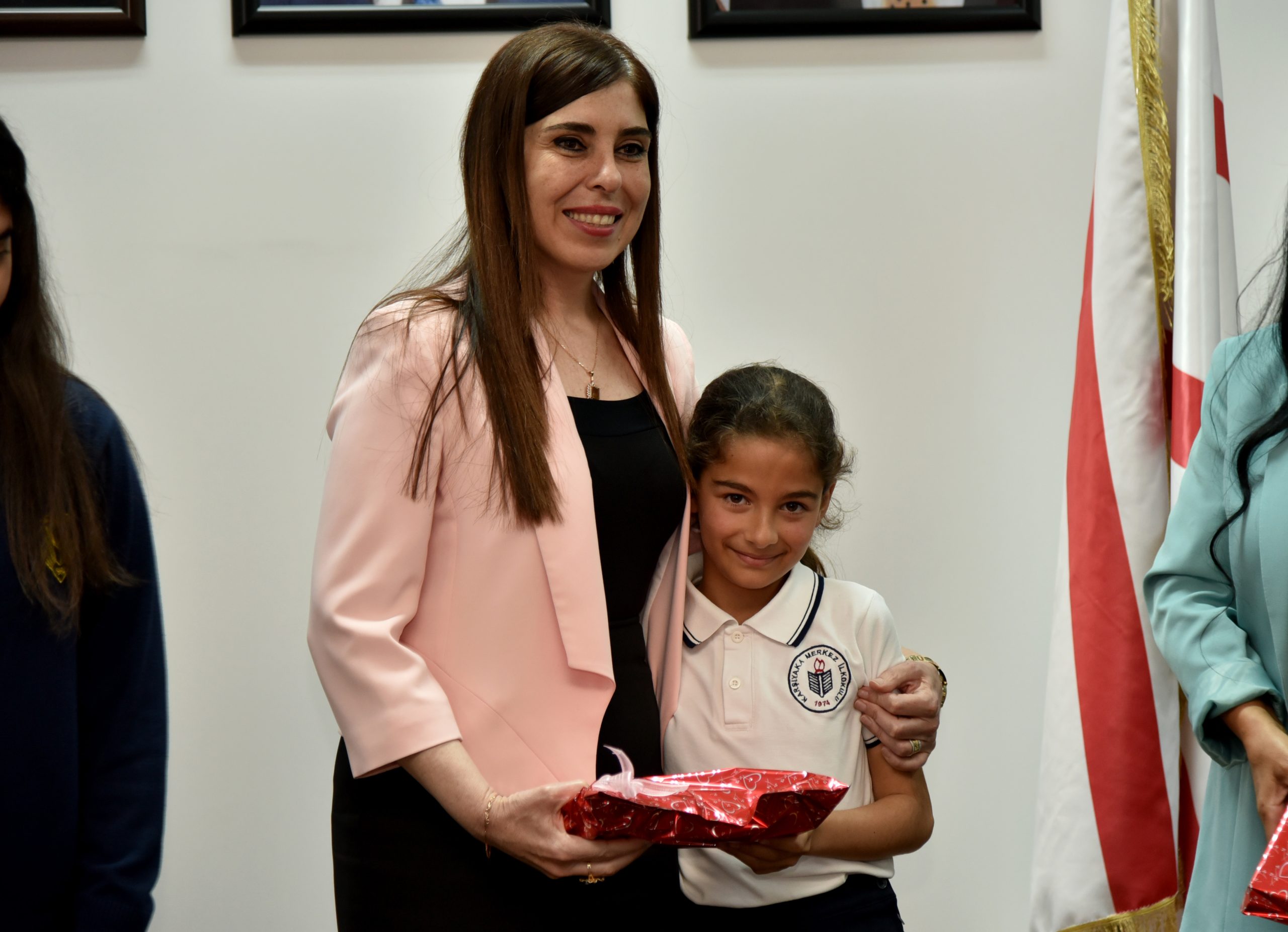 Altuğra, “Dumansız Hava Sağlıklı Yaşam” temalı resim yarışması birincilerine hediyelerini verdi