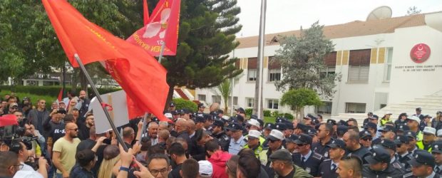Meclis önünde yapılan eylemde gergin dakikalar: Meclis kapısı kırıldı!