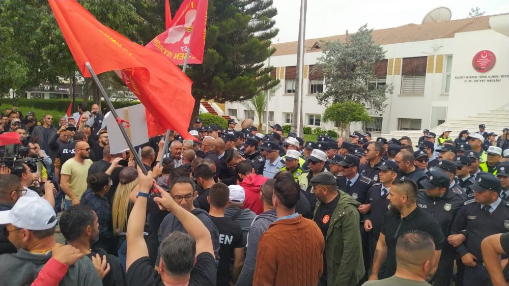 Meclis önünde yapılan eylemde gergin dakikalar: Meclis kapısı kırıldı!