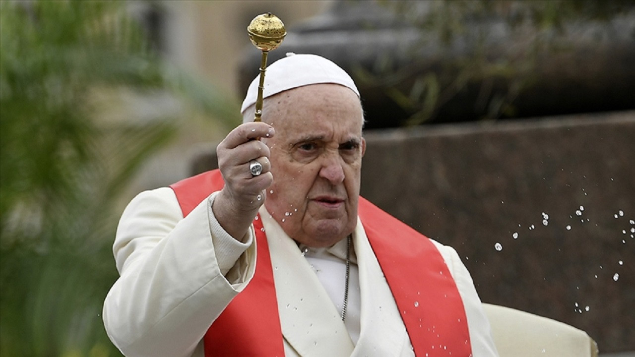 Papa Franciscus, kadınlara oy kullanma hakkı tanıdı