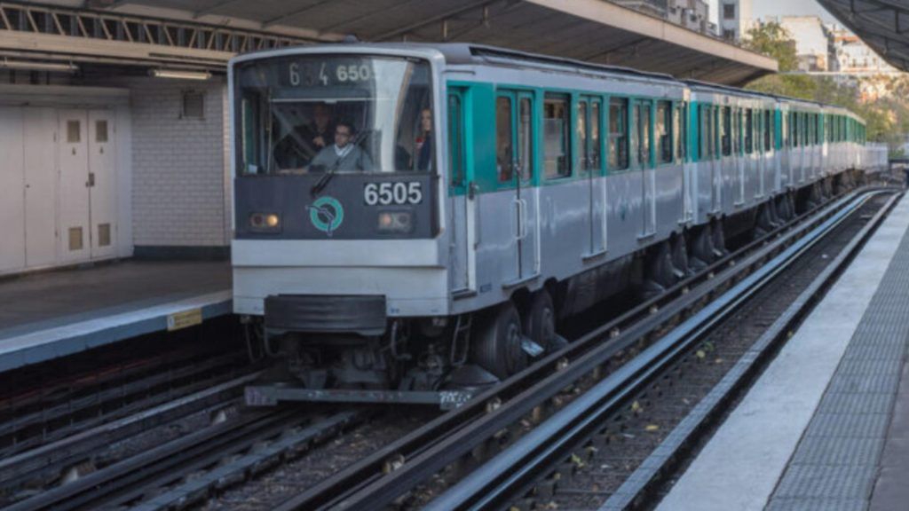 Ceketi metronun kapısına sıkışan kadın hayatını kaybetti