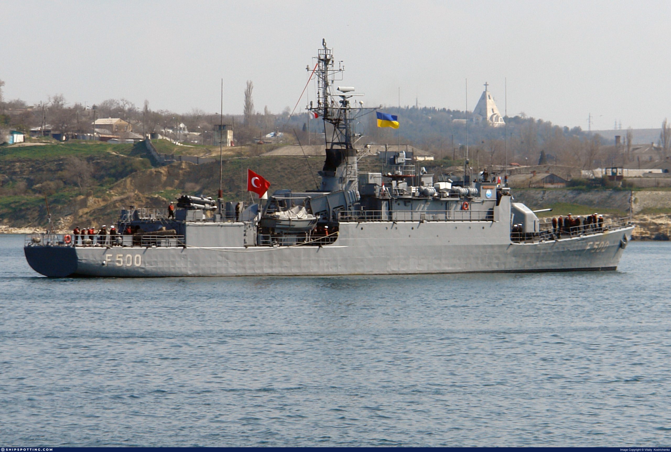 Türk Deniz Kuvvetleri Komutanlığı’nın iki savaş gemisi KKTC limanlarında ziyarete açılacak