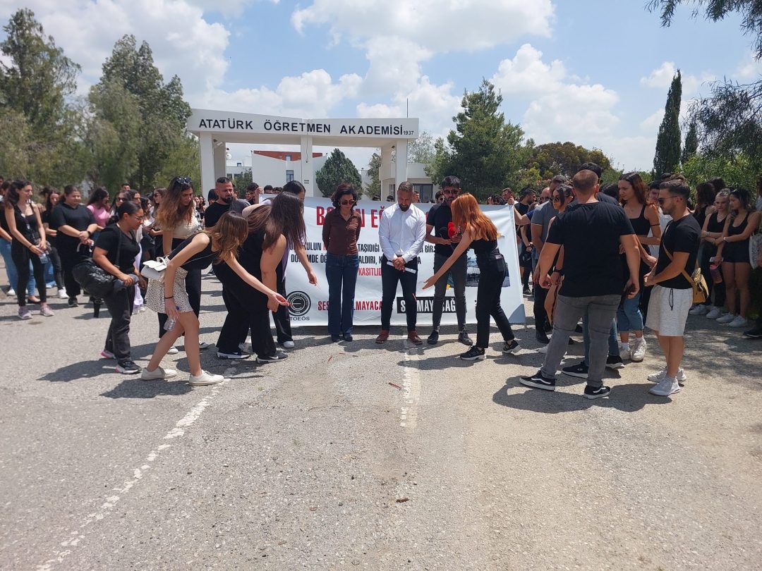 KTÖS ve KTOEÖS, AÖA önünde basın açıklaması yaptı, kurumun geliştirilmesini talep etti