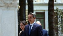 Yunanistan’da seçimin galibi Miçotakis, hükümet kurma görevini iade etti
