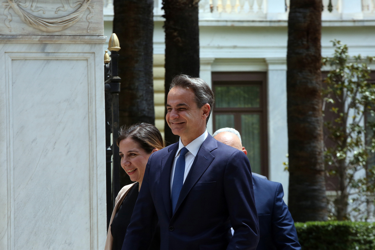 Yunanistan’da seçimin galibi Miçotakis, hükümet kurma görevini iade etti