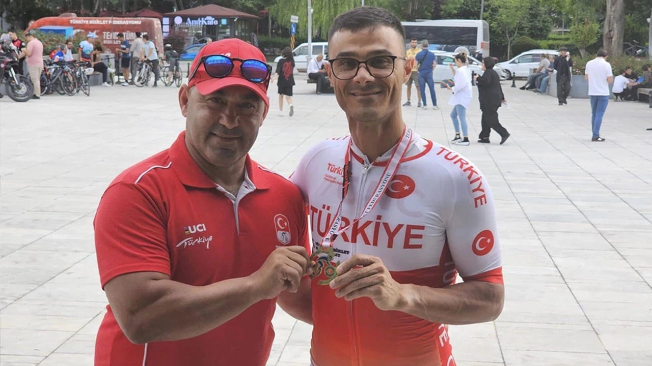 Kıbrıslı Türk bisikletçi Eral Aşina, kendi kategorisinde Türkiye Şampiyonu oldu