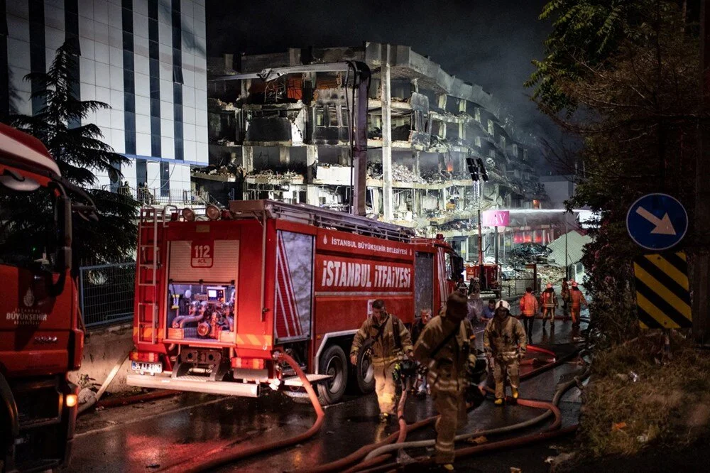 İstanbul Başakşehir’deki fabrikada çıkan yangını söndürme çalışmaları 37. saatinde
