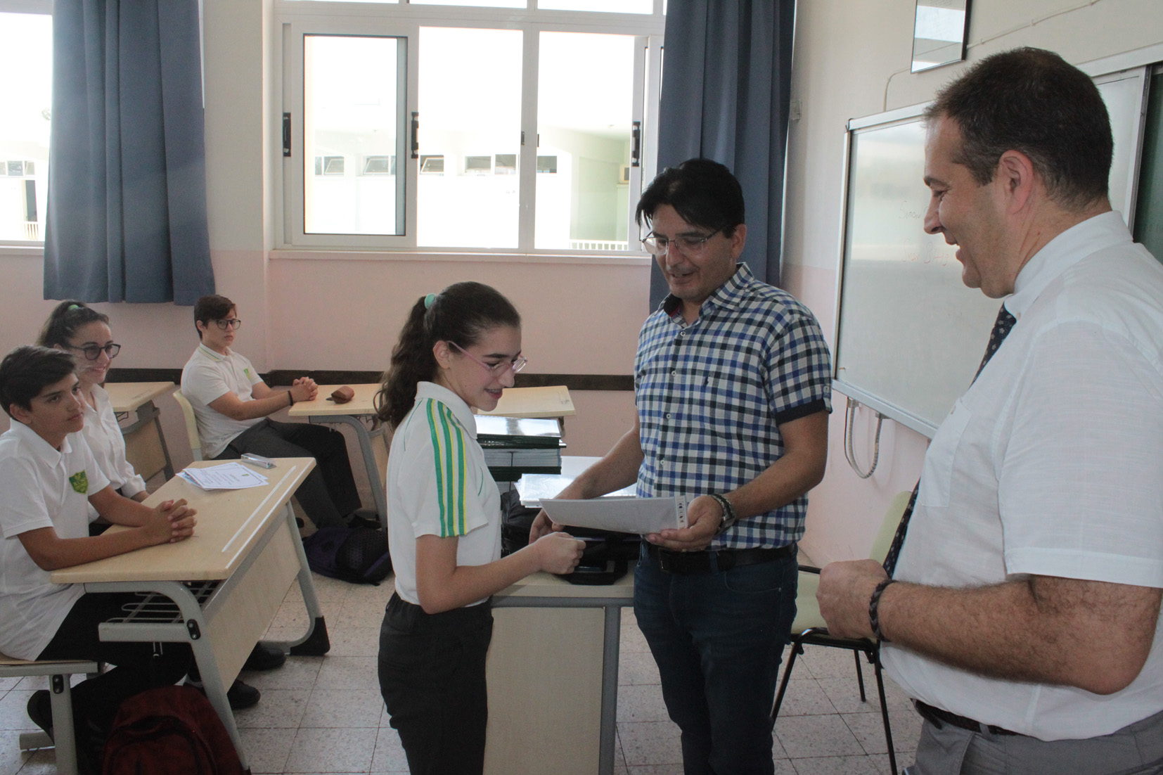 Orta dereceli okullarda karneler yarın dağıtılacak