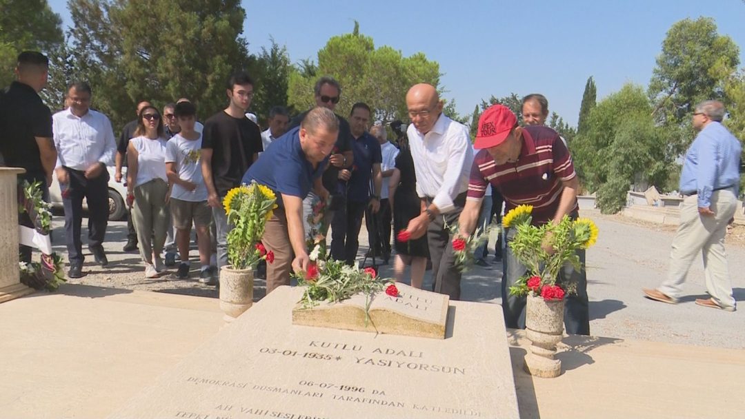 Gazeteci-yazar Kutlu Adalı ölüm yıl dönümünde kabri başında düzenlenen törenle anıldı