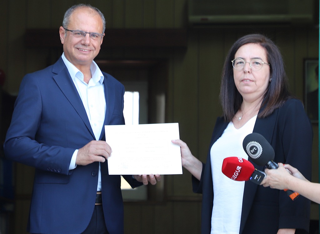 Özuslu, mazbatasını aldı