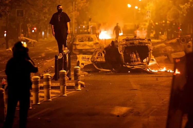 Fransa’da protestolarda 1 kişinin daha hayatını kaybetti!