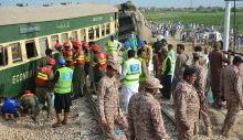 Pakistan’da yolcu treni raydan çıktı: Ölü ve yaralılar var