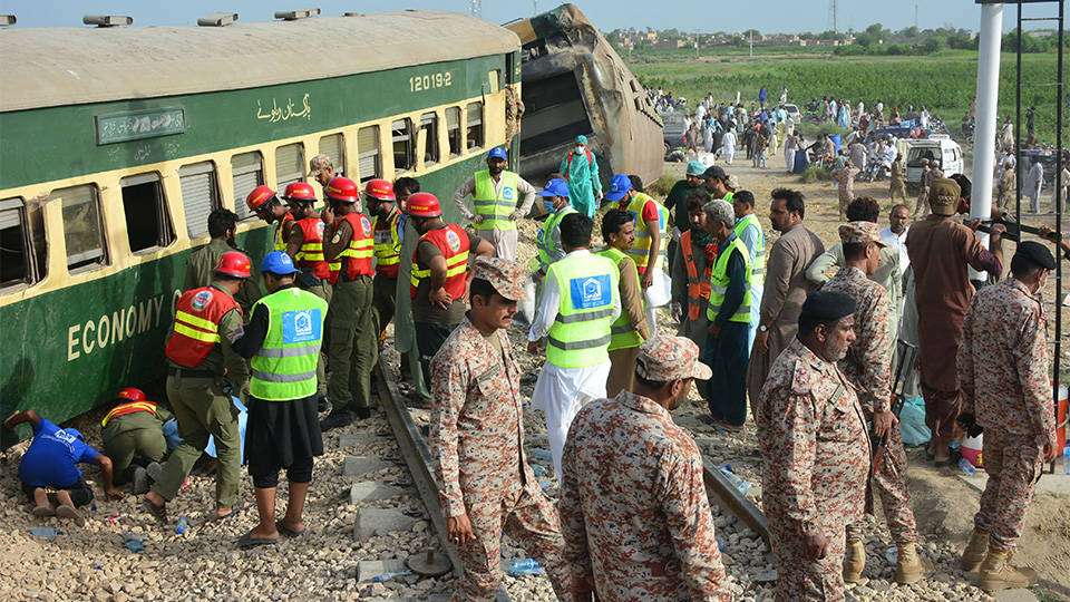 Pakistan’da yolcu treni raydan çıktı: Ölü ve yaralılar var