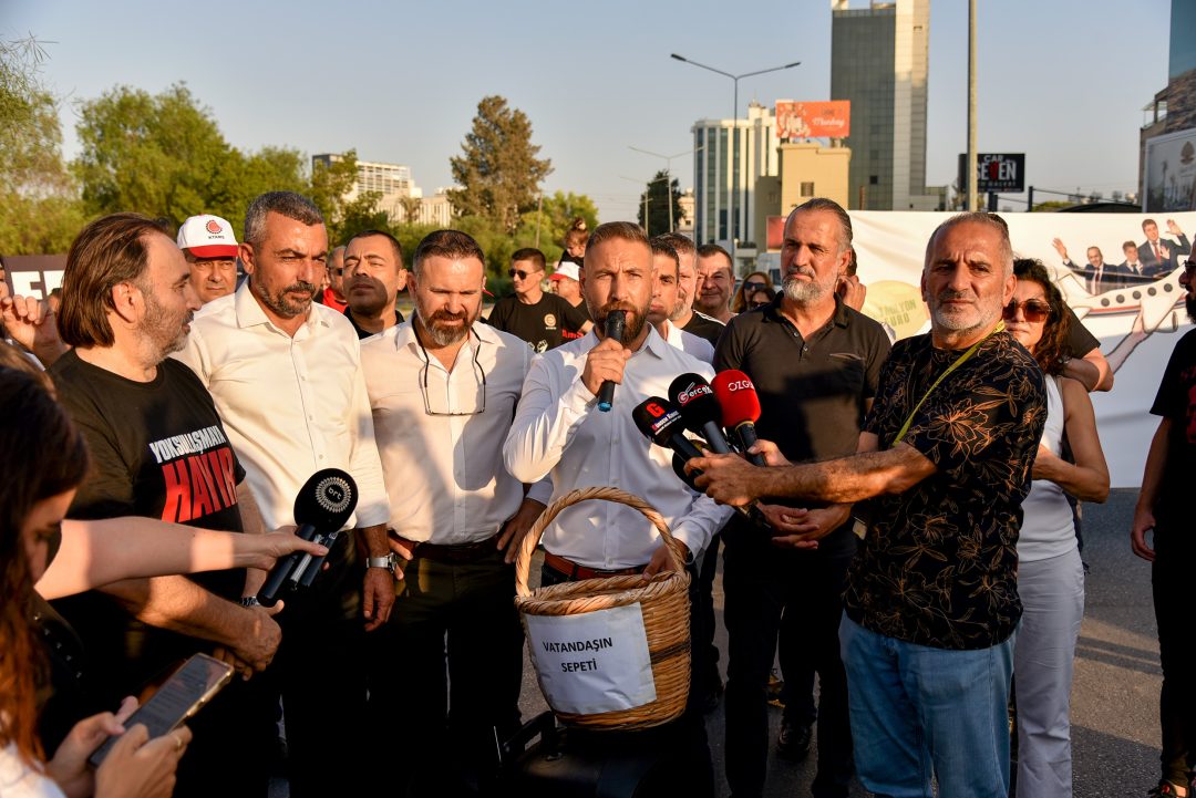 Kamuda yetkili 5 sendika Başbakanlık kavşağında eylem yaptı