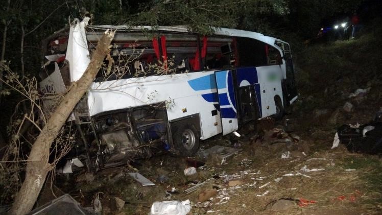 Yolcu otobüsü şarampole uçtu: 12 ölü, 19 yaralı