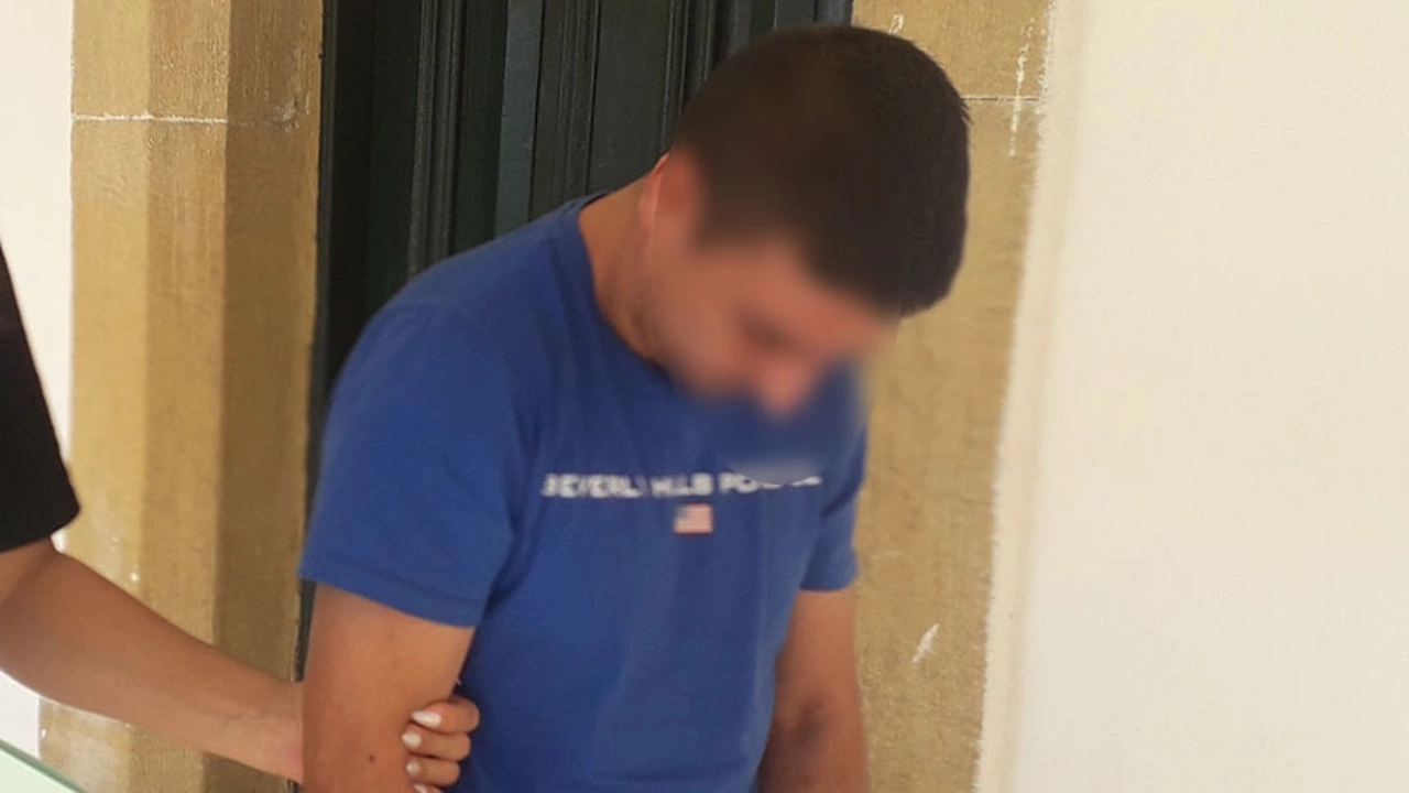 Yemek yapmadığı için kız arkadaşını dövdü