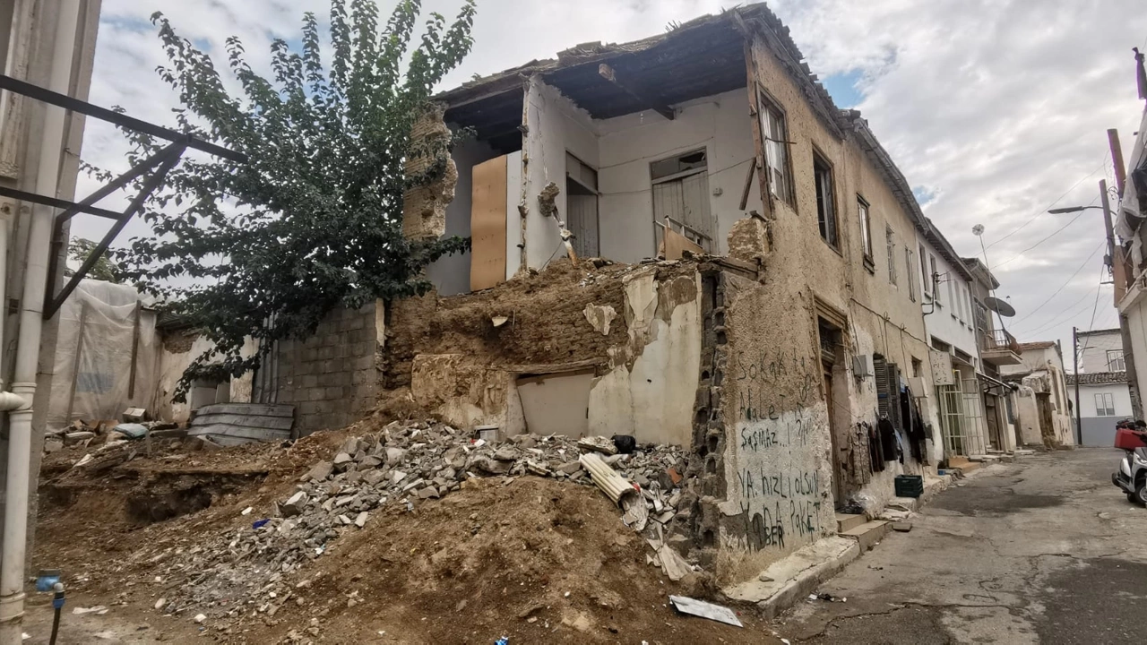 Lefkoşa’da bina çöktü