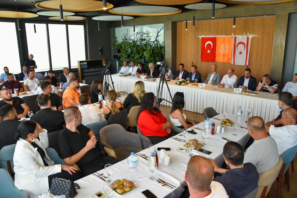 Başbakan Üstel, gençlerle buluşmasında vurguladı: “Ülkelerine kök salmaları için seferber olduk”