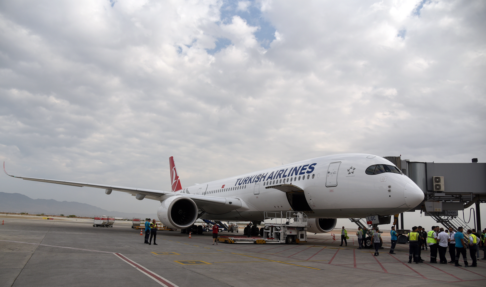 Yeni Ercan Havalimanı’na ilk kez 329 yolcu kapasiteli Airbus A-350 geniş gövdeli uçak indi
