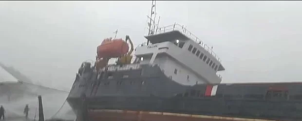 Zonguldak’ta korkutan anlar! Fırtına gemiyi ikiye böldü, personel tahliye edildi