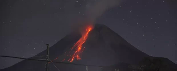 Endonezya’da Merapi Yanardağı’ndaki patlamalar nedeniyle 11 dağcı hayatını kaybetti