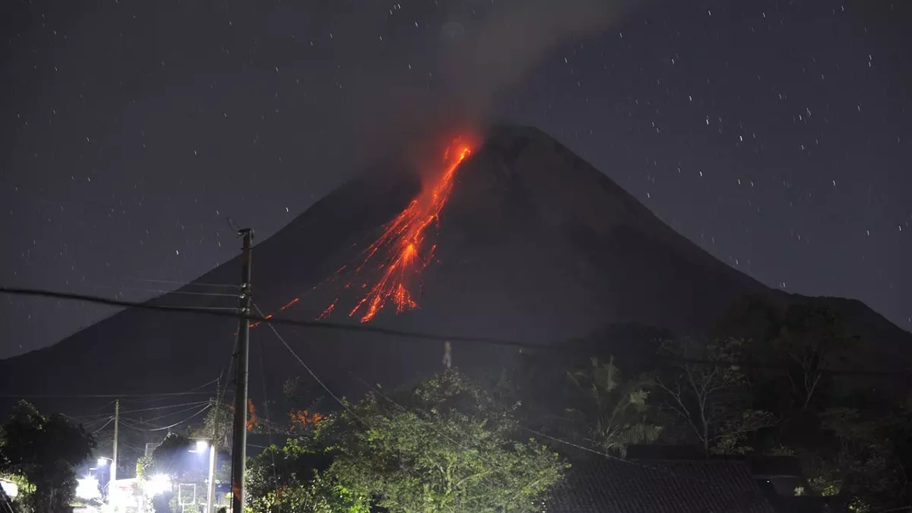 Endonezya’da Merapi Yanardağı’ndaki patlamalar nedeniyle 11 dağcı hayatını kaybetti
