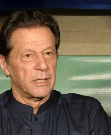 eski-pakistan-basbakani-imran-han-ile-esi-17ser-yil-hapis-cezasina-carptirildi.jpg