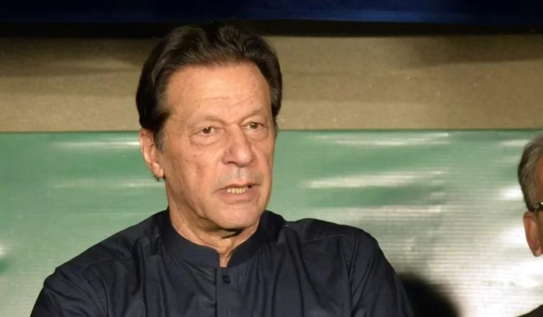 eski-pakistan-basbakani-imran-han-ile-esi-17ser-yil-hapis-cezasina-carptirildi.jpg