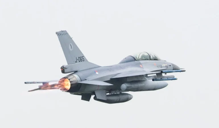 17726158680861762261178611-holland-f-16.jpg