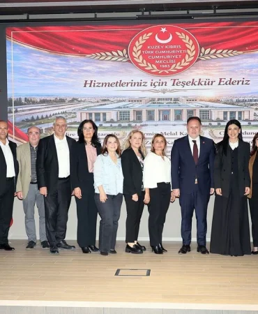 cumhuriyet-meclisinde-emekliye-ayrilan-personele-hizmet-plaketi-verildi.JPG
