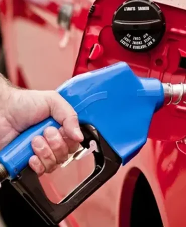 depositphotos-72421213-stock-photo-man-using-blue-gasoline-nozzle.jpg