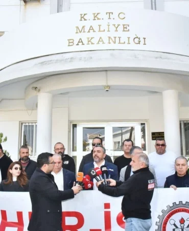 hur-is-federasyonundan-maliye-bakanligi-onunde-protesto-eylemi-zamlari-kabul-etmiyoruz.JPG