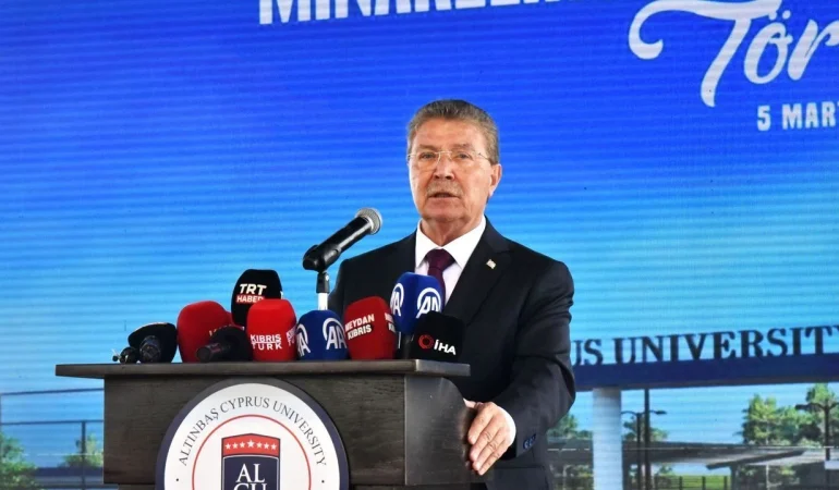 ustel-altinbas-kibris-universitesi-temel-atma-toreninde-konustu.JPG