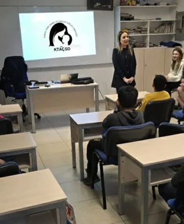 uzmanlar-cocuklarin-ve-ergenlerin-beslenmesiyle-ilgili-egitim-verdi.jpeg