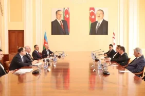 basbakan-ustel-bakude-azerbaycan-basbakani-asadov-ile-gorustu.jpg