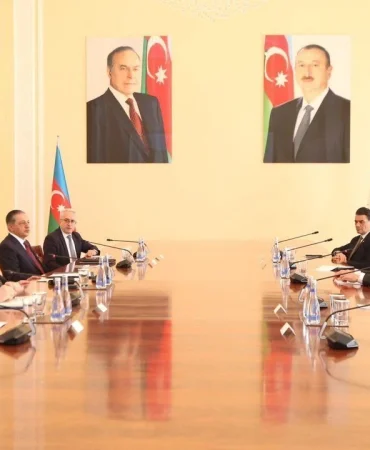 basbakan-ustel-bakude-azerbaycan-basbakani-asadov-ile-gorustu.jpg