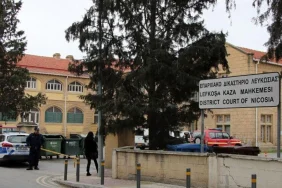 guney-kibrista-kadin-savci-mahkeme-salonunda-saldiriya-ugradi.jpg