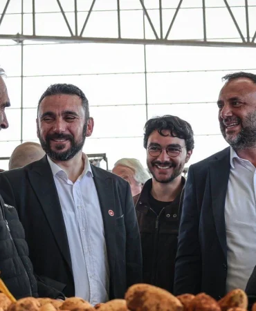 tdp-gazimagusada-acik-pazarda-esnaf-ve-vatandaslarla-bulustu.jpg