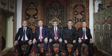 turkiye-cumhurbaskani-yardimcisi-yilmaz-ile-basbakan-ustel-azerbaycan-milli-hali-muzesini-ziyaret-et.webp